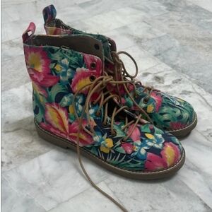 Flower patterned lace up boots
